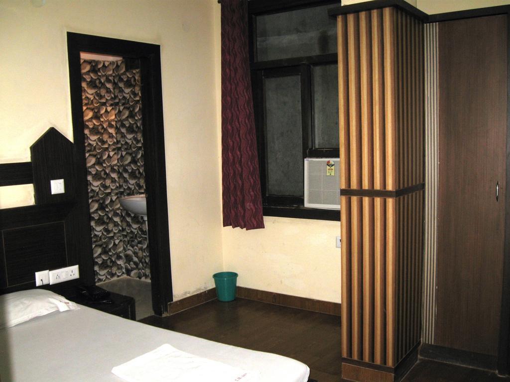 Hotel S B Inn New Delhi Room photo